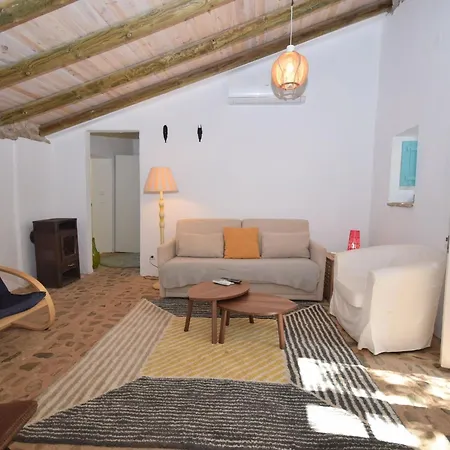 Authentic Yet Modern And With Pool Сasa de vacaciones